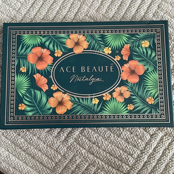 Ace Beaute eyeshadow pallet in Nostalgia - Picture 2 of 2